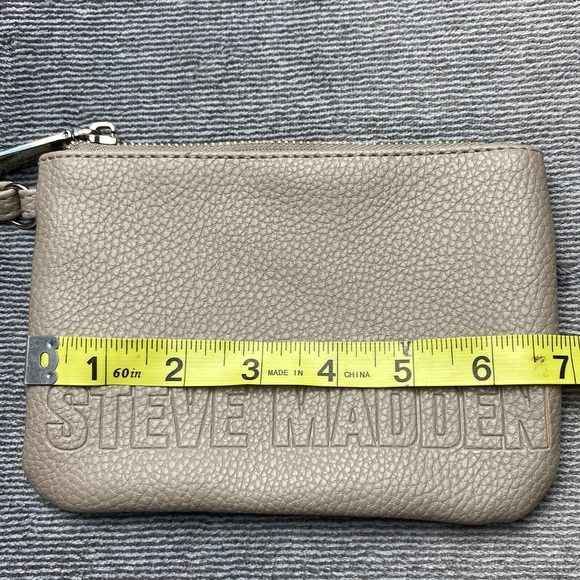 Steve Madden - Gray Logo Wristlet - Picture 4 of 10